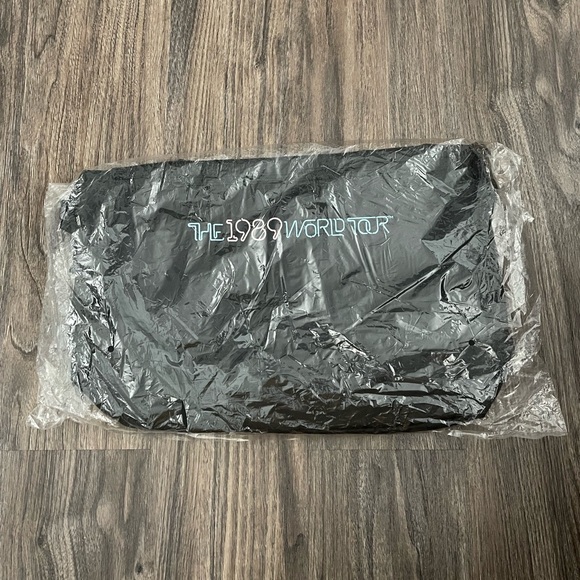 TAYLOR SWIFT - 1989 World Tour - Picture 2 of 2